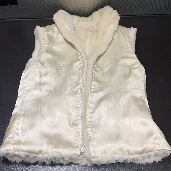 Reversible luxurious faux fur /satin zip up vest - Picture 5 of 6